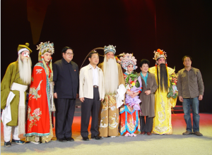河南省政協(xié)主席王全書(shū)、著名豫劇表演藝術(shù)家王希玲、著名戲劇評(píng)論家荊樺、著名戲曲教育家《訪帥出征》導(dǎo)演李志遠(yuǎn)與主要演員合影